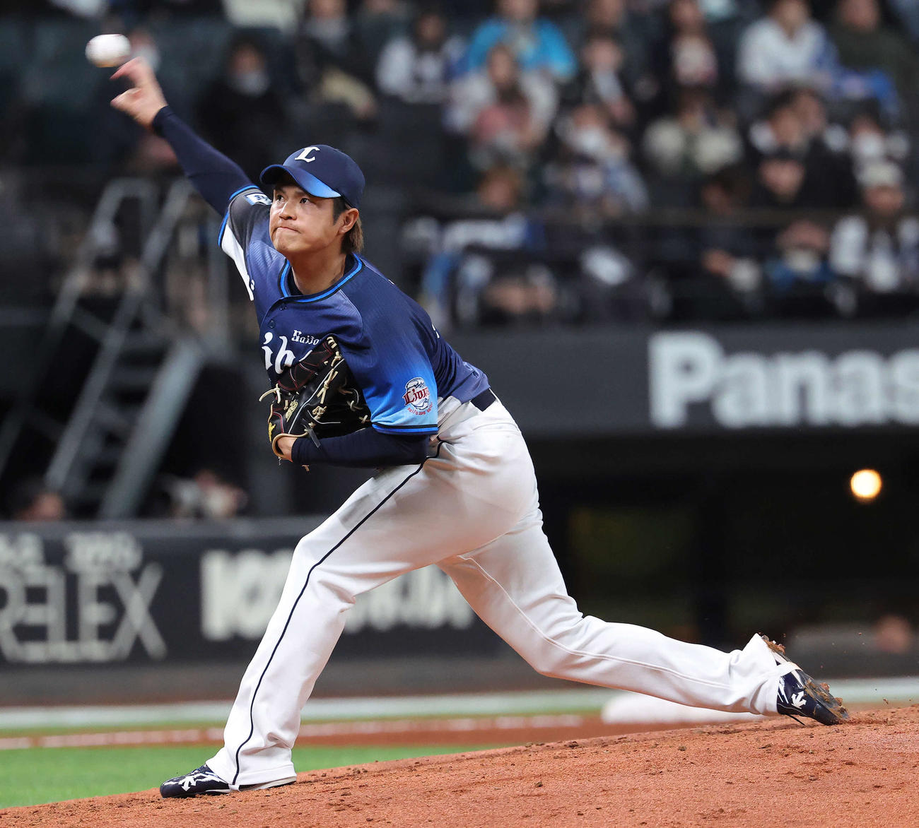 日本ハム対西武　7回裏、西武4番手で登板する甲斐野（撮影・河田真司）