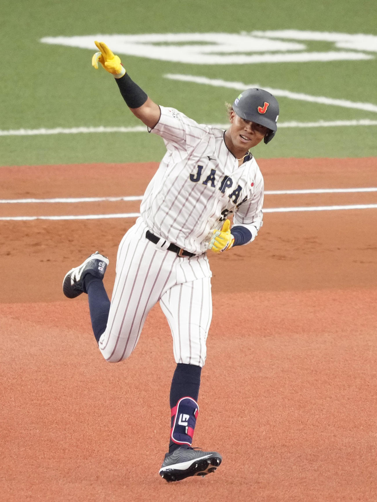 1回、中越えに先頭打者本塁打を放ち、声援に応えながら二塁へ向かう水谷＝京セラドーム（共同）