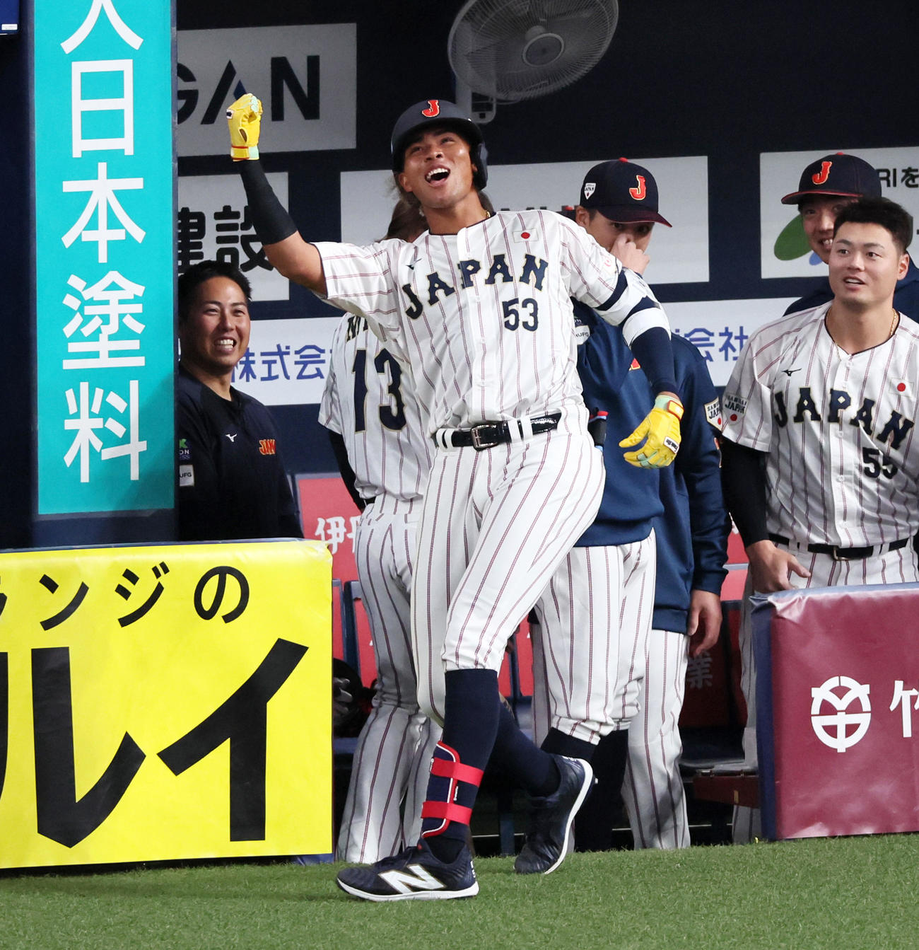 日本対オランダ　1回裏日本無死、水谷は中越えソロ本塁打を放ちベンチ前でポーズを決める（撮影・加藤哉）