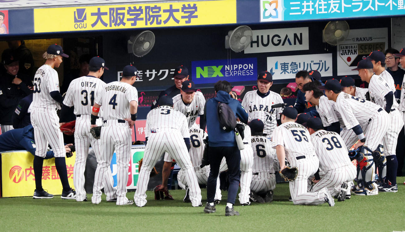 日本対オランダ　試合前の円陣で声出しする岸田（撮影・加藤哉）