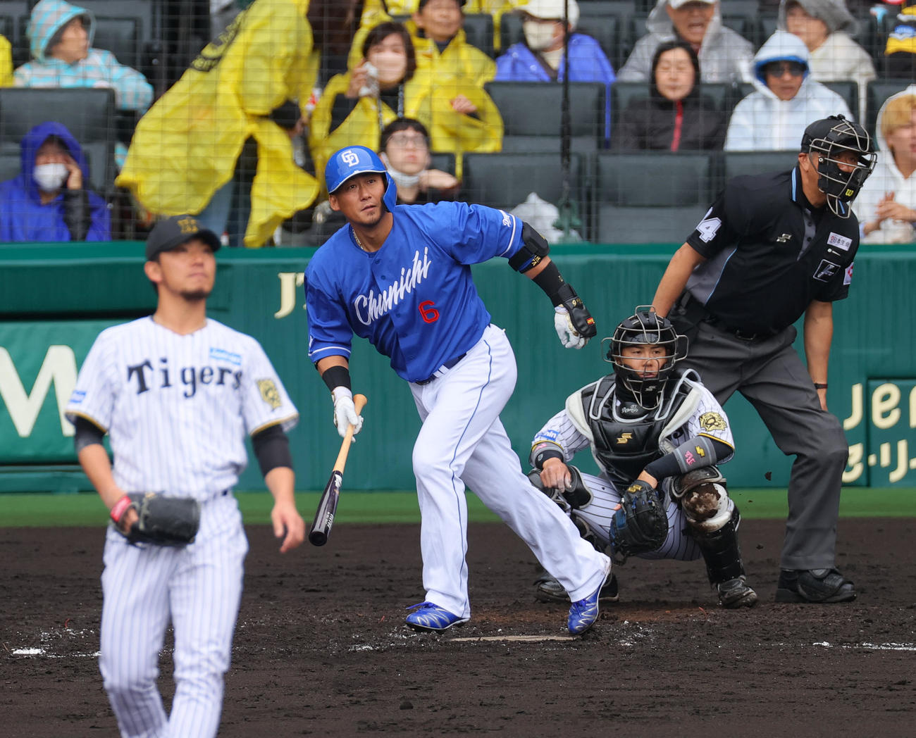 阪神対中日　3回表中日1死一塁、中田は中適時二塁打を放つ。投手伊藤将（撮影・上山淳一）