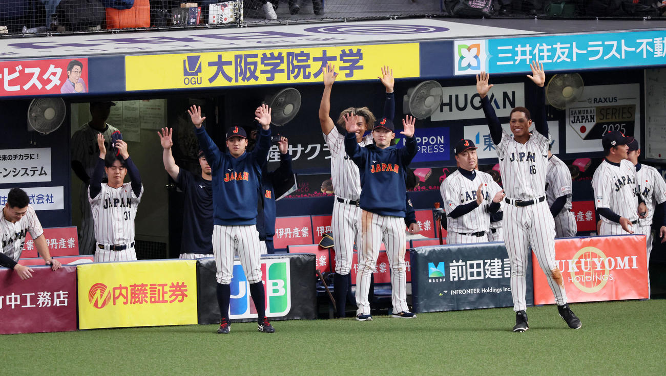 日本対オランダ　6回裏日本2死満塁、高部の2点適時打にベンチで笑顔を見せるナイン（撮影・加藤哉）