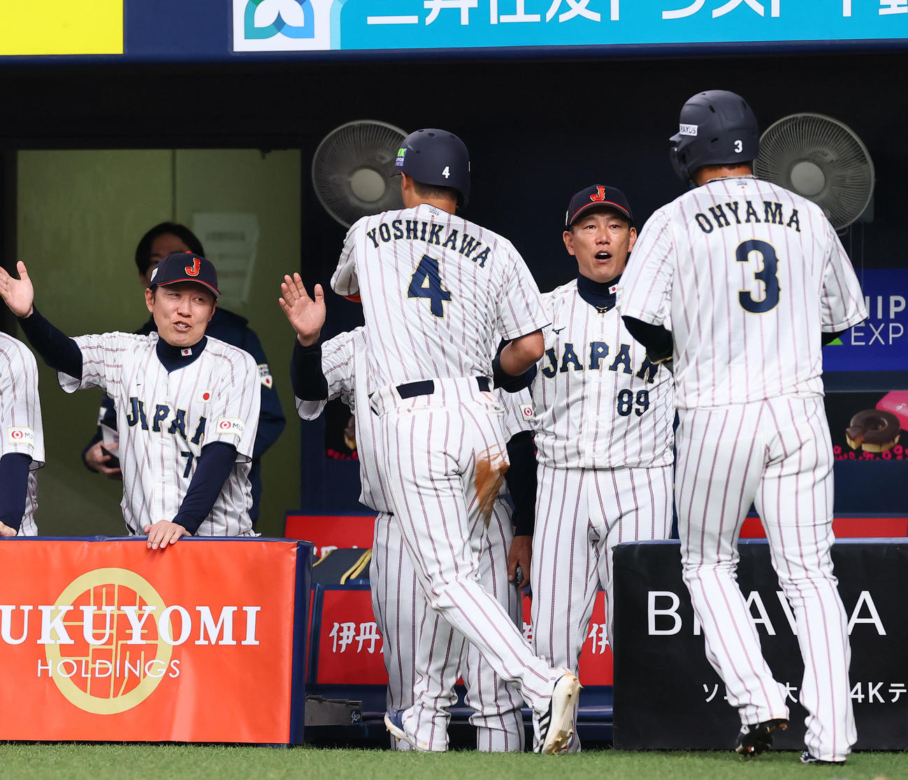 日本対オランダ　6回裏日本2死満塁、高部の2点適時打で生還した吉川らを出迎える井端監督（右から2人目）（撮影・藤尾明華）