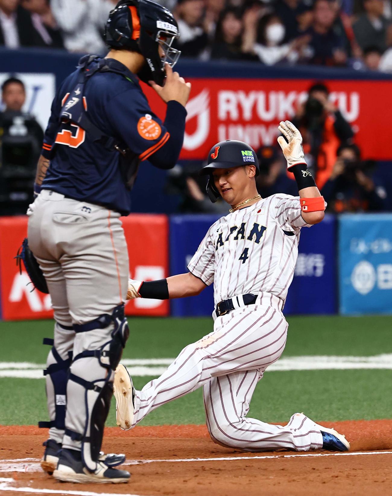 日本対オランダ　6回裏日本2死満塁、高部の適時打で生還する吉川（撮影・上田博志）