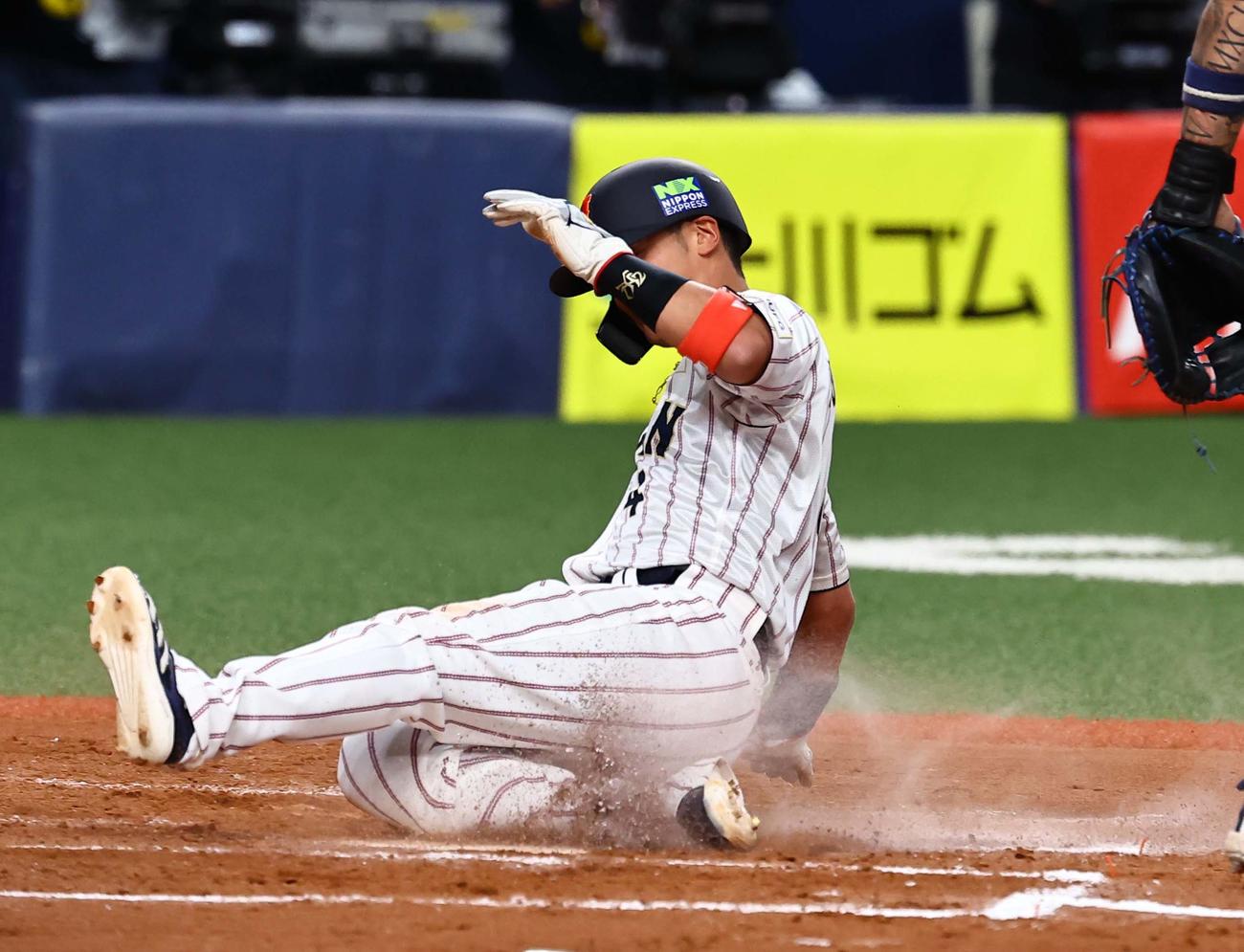 日本対オランダ　6回裏日本2死満塁、高部の適時打で生還する吉川（撮影・上田博志）