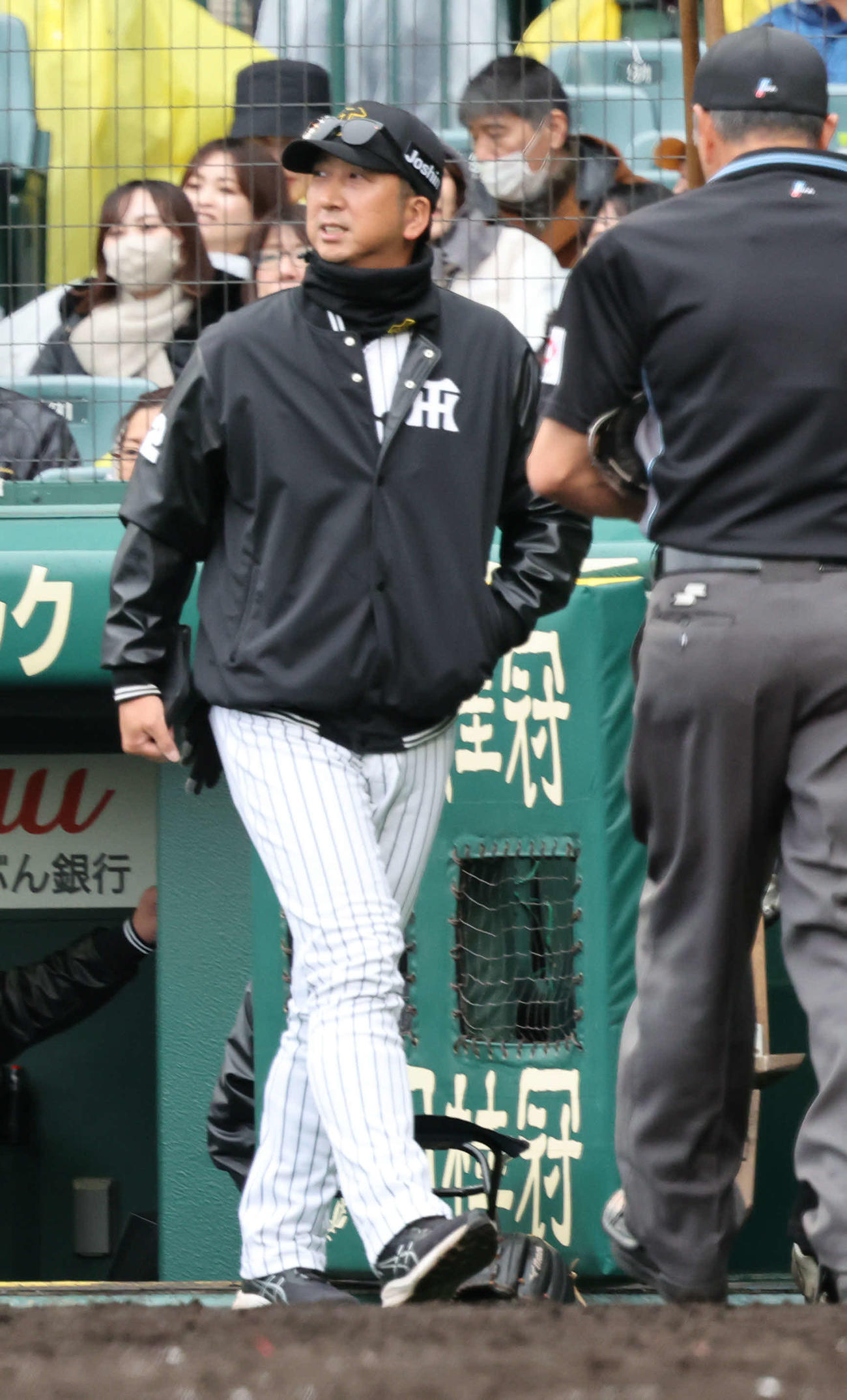 阪神対中日　5回の攻撃を終え、阪神藤川監督は選手交代を告げるためベンチを出る（撮影・西尾就之）
