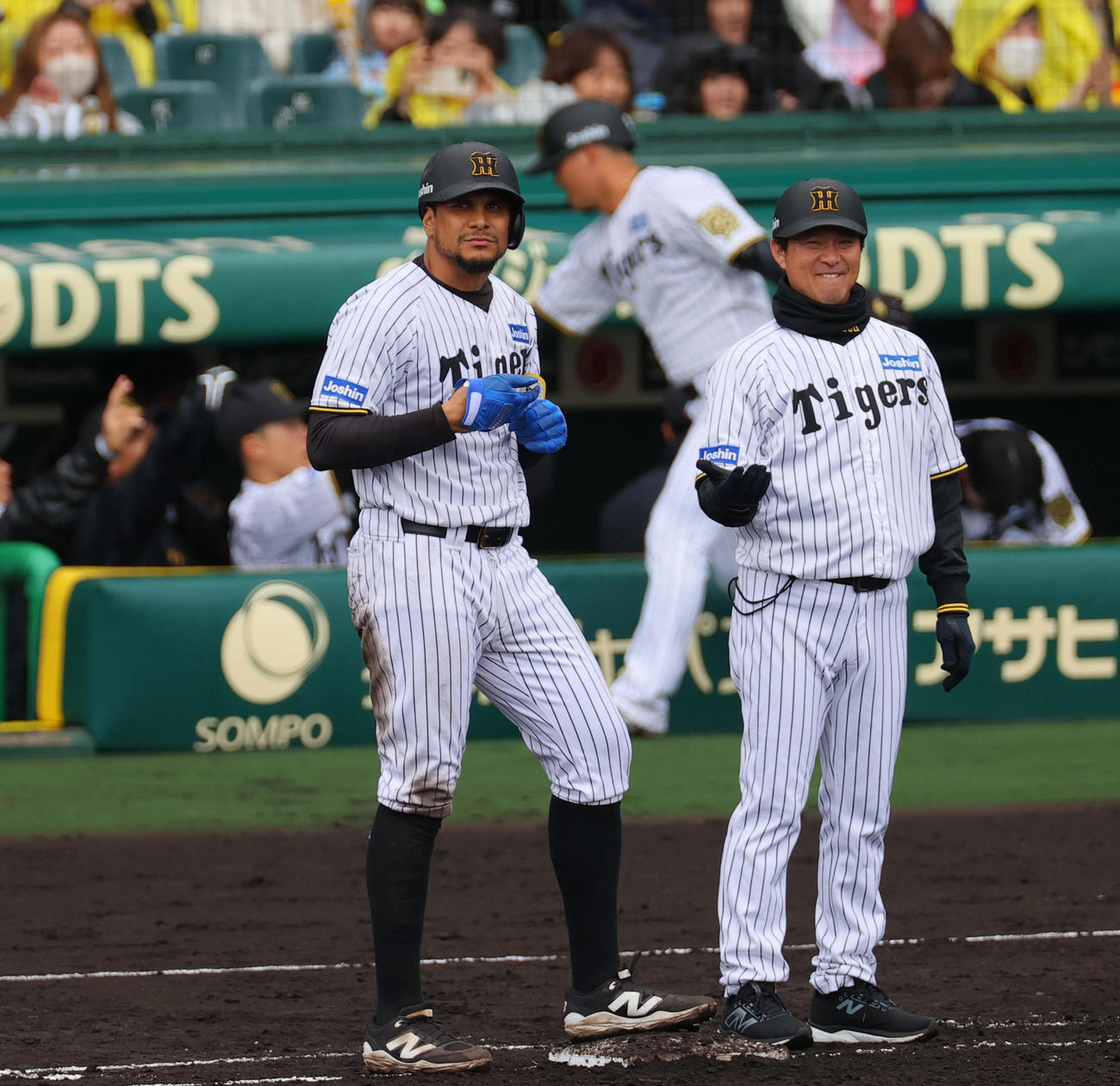オープン戦・阪神対中日　3回裏阪神2死二塁、ヘルナンデスは中前適時打を放つ。右は筒井外野守備兼走塁チーフコーチ（撮影・上山淳一）