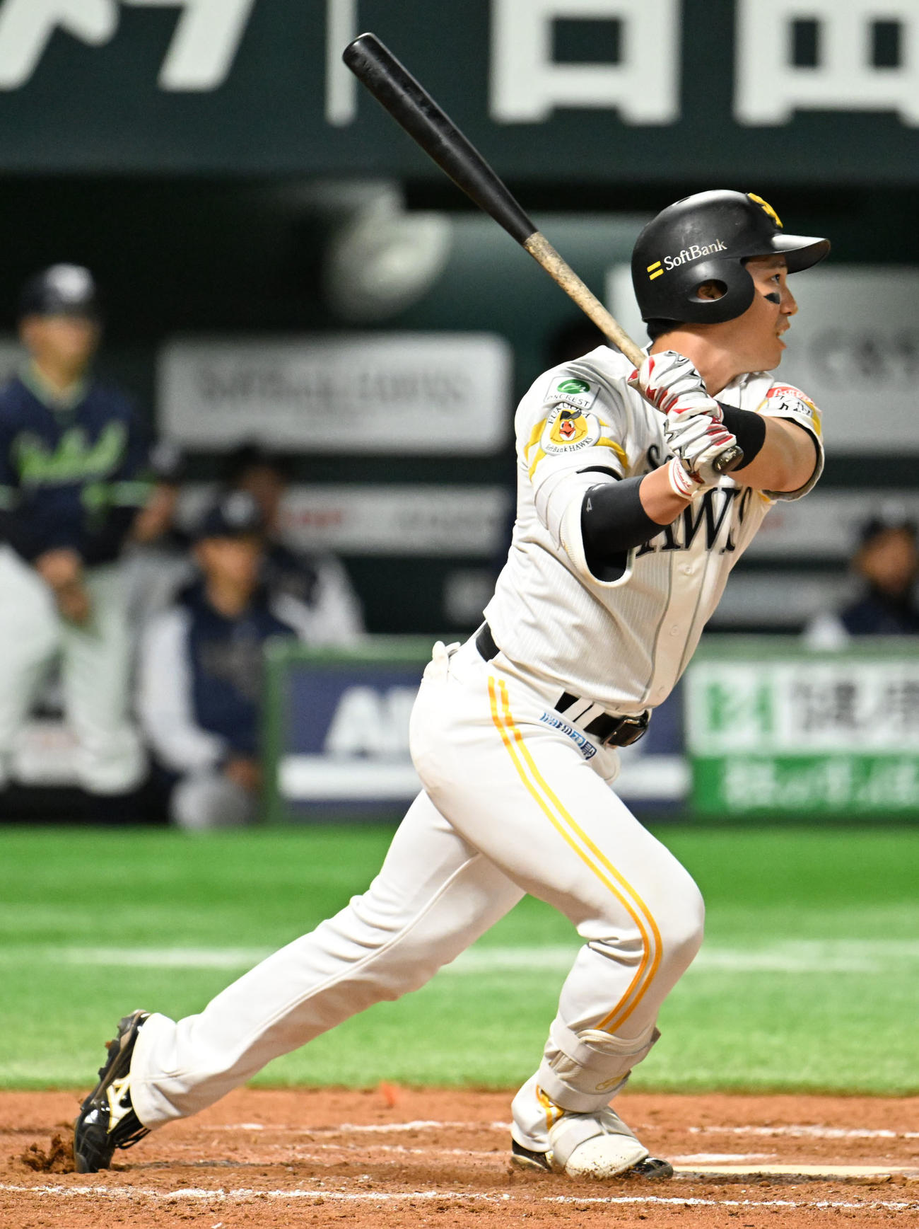 ソフトバンク対ヤクルト　7回裏ソフトバンク無死二塁、栗原は勝ち越し適時打を放つ（撮影・林敢治）
