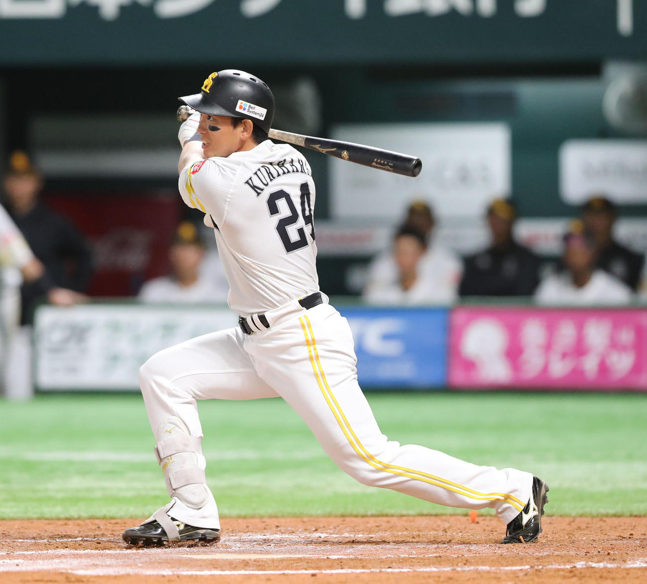 ソフトバンク対ヤクルト　7回裏ソフトバンク無死二塁、栗原は勝ち越しとなる中越え適時二塁打を放つ（撮影・梅根麻紀）