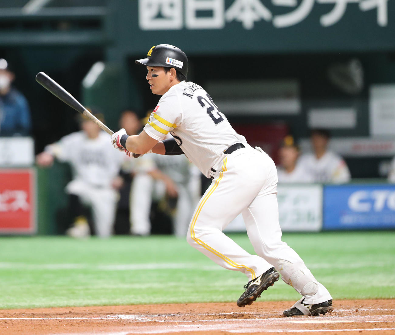 ソフトバンク対ヤクルト　7回裏ソフトバンク無死二塁、栗原は勝ち越しとなる中越え適時二塁打を放つ（撮影・梅根麻紀）