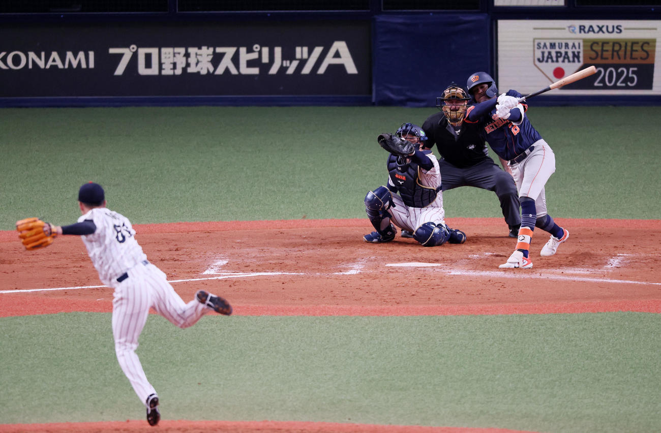 日本対オランダ　8回表オランダ無死、代打トンスヤンセンを三振に仕留める石井（撮影・加藤哉）