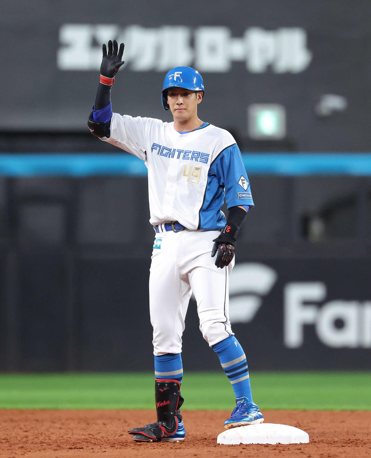日本ハム対西武　3回裏日本ハム1死、右翼線に二塁打を放ち出塁する若林（撮影・河田真司）