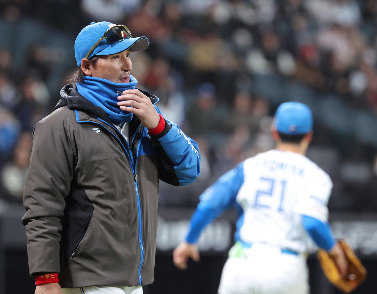 日本ハム対西武　8回裏を終え、塁審の元に向かう新庄監督（撮影・河田真司）