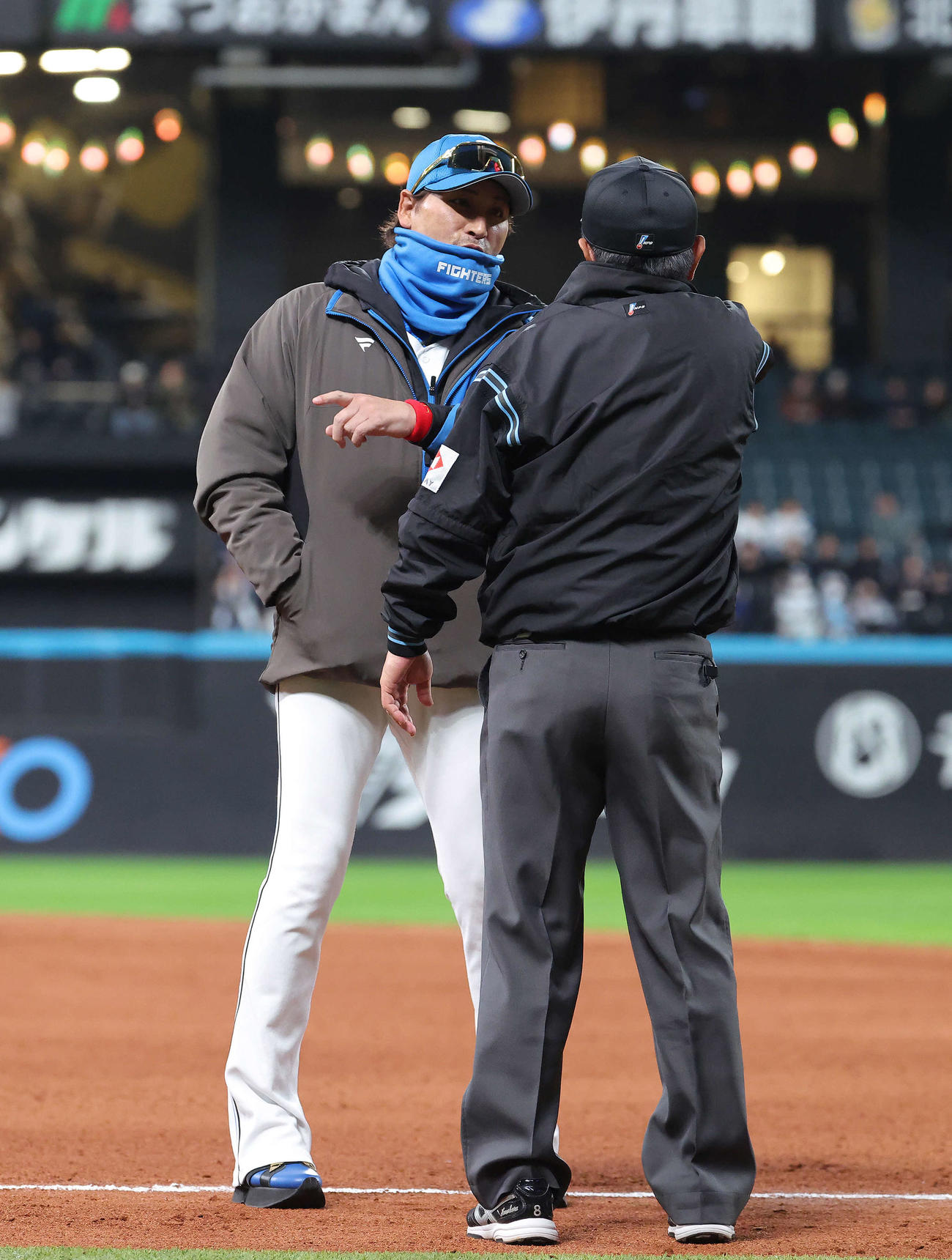 日本ハム対西武　8回裏を終え、塁審と言葉を交わす新庄監督（撮影・河田真司）