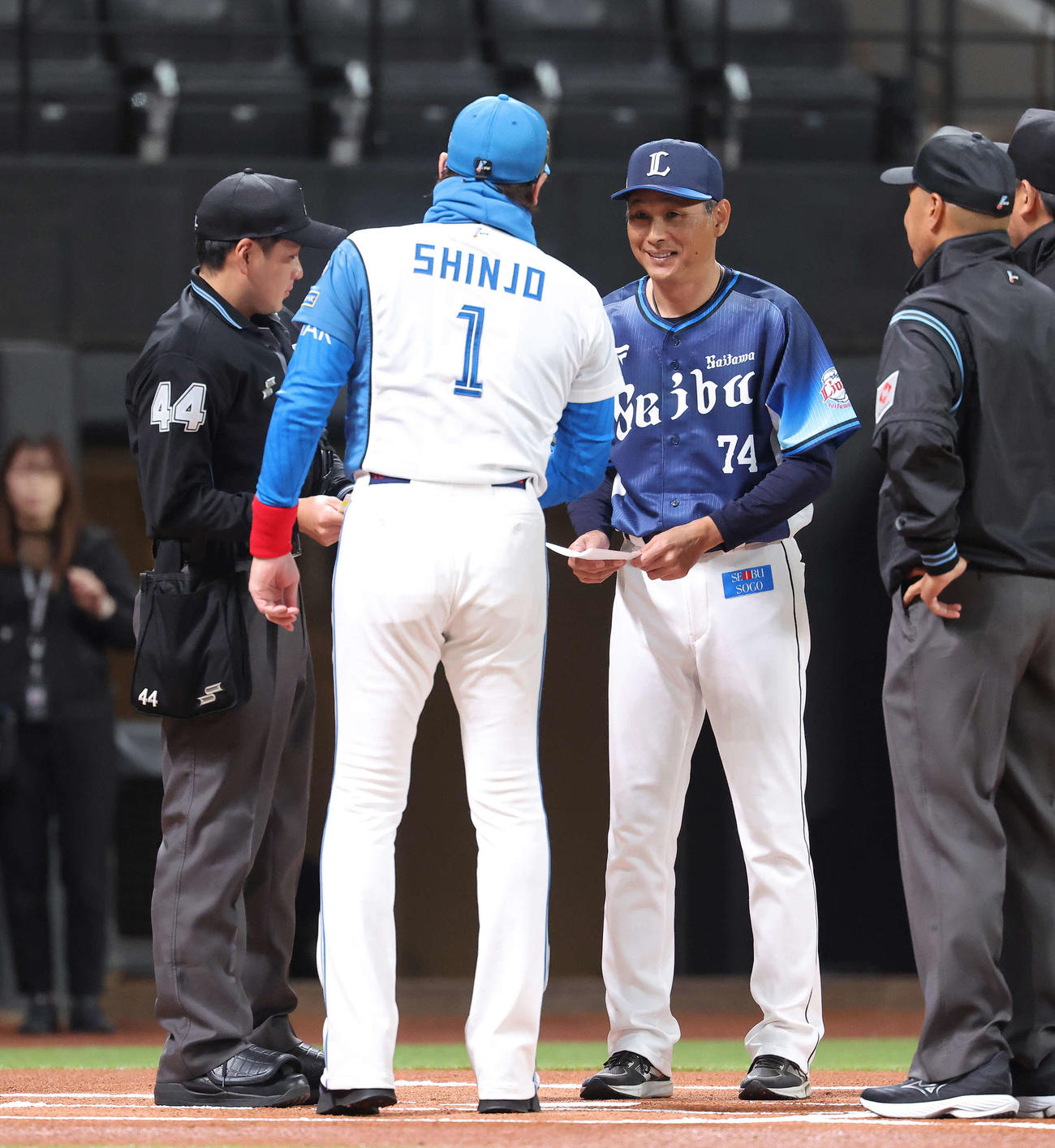 日本ハム対西武　開始前、メンバー表交換する日本ハム新庄監督（手前）と西武西口監督（撮影・河田真司）