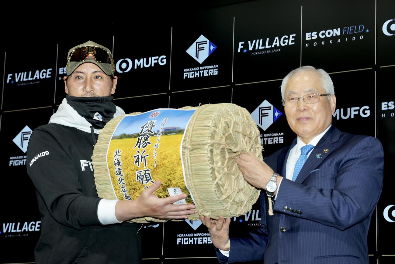 上野北広島市長（右）から優勝祈願米が贈呈される日本ハム新庄監督（撮影・河田真司）