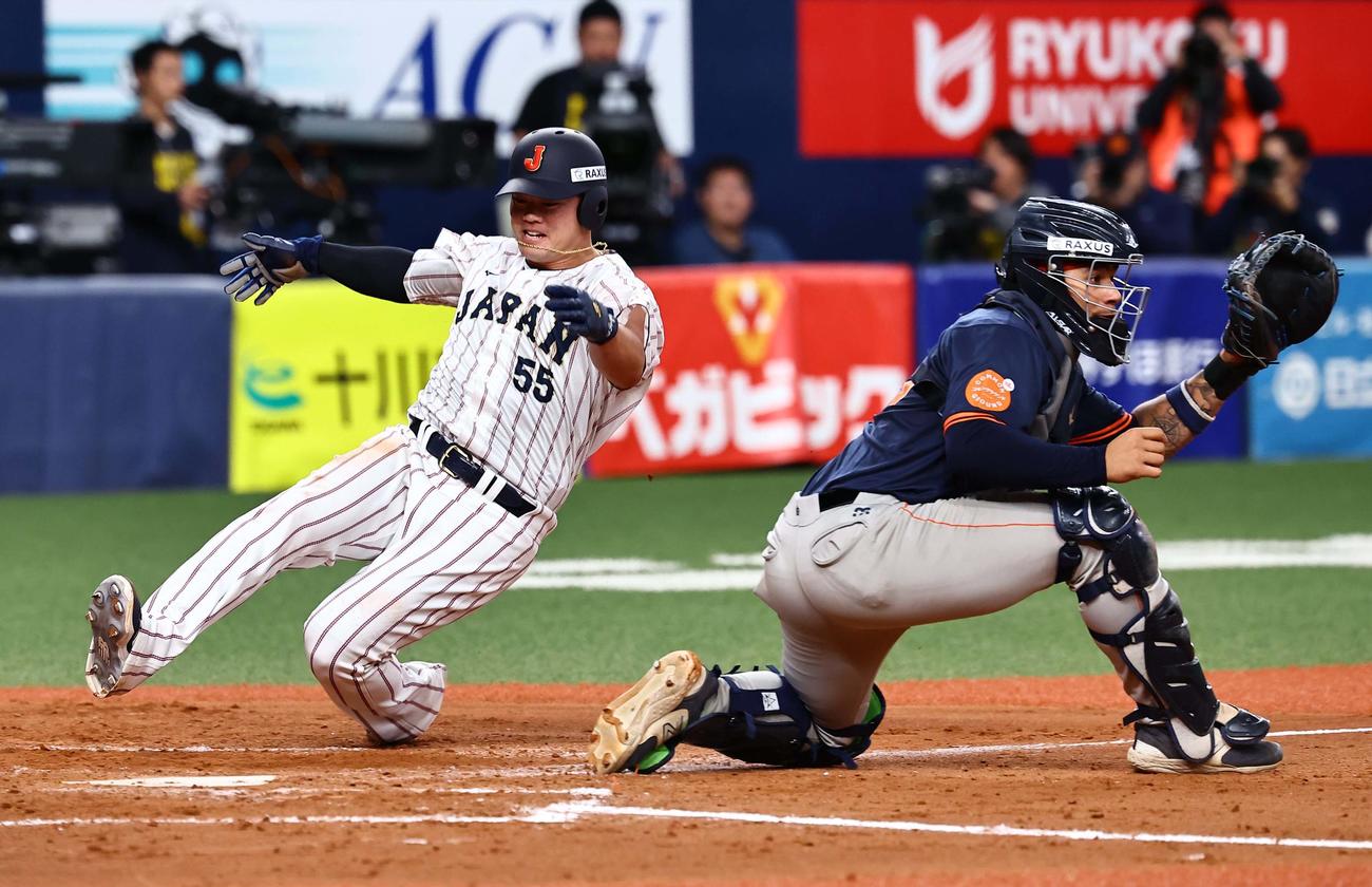 日本対オランダ　8回裏日本1死一塁、海野の適時二塁打で生還する細川成也（撮影・上田博志）