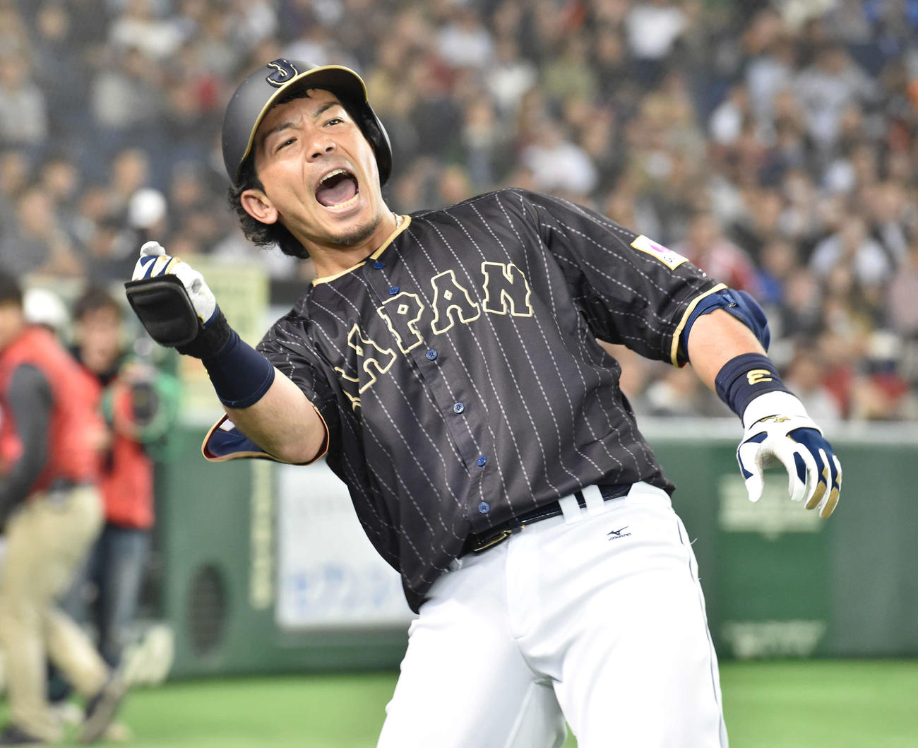 野球日本代表「侍ジャパン」強化試合　第4戦　日本対オランダ　4回表日本1死、左越え本塁打を放った松田宣浩は「熱男」と叫ぶ（2016年11月13日撮影）