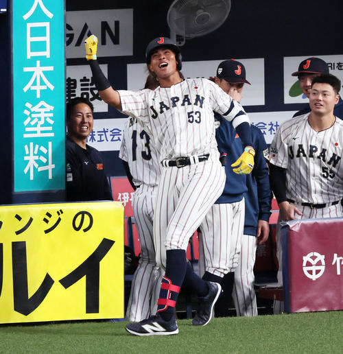 侍ジャパン】“愛弟子”水谷瞬が先頭打者弾で「熱男ポーズ」松田宣浩
