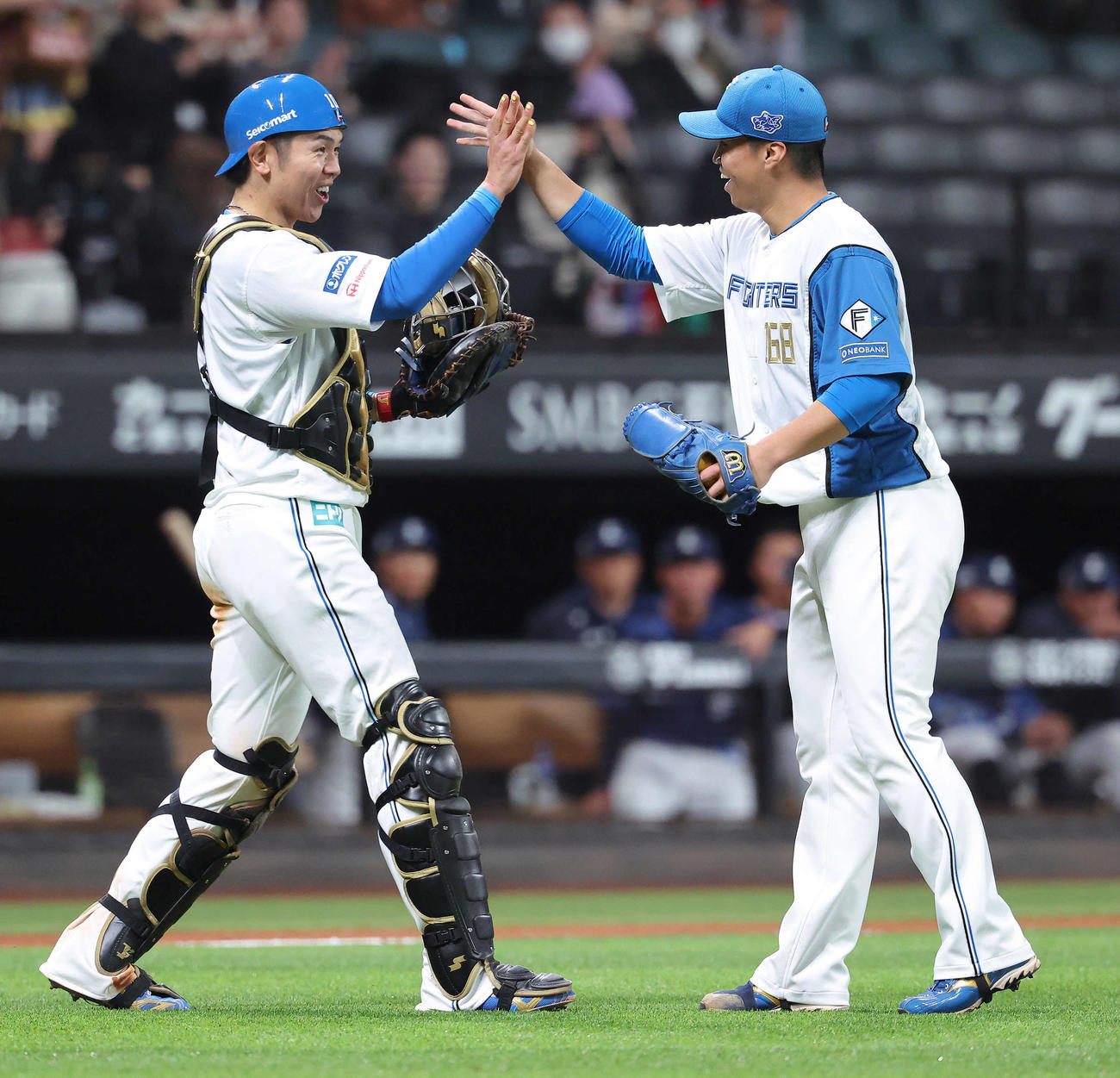 日本ハム対西武　西武に勝利し、タッチを交わす清水優（左）と松岡（撮影・河田真司）
