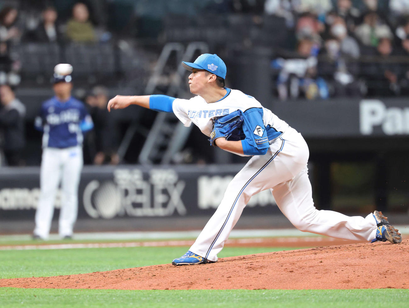 日本ハム対西武　9回表、日本ハム4番手で登板する松岡（撮影・河田真司）