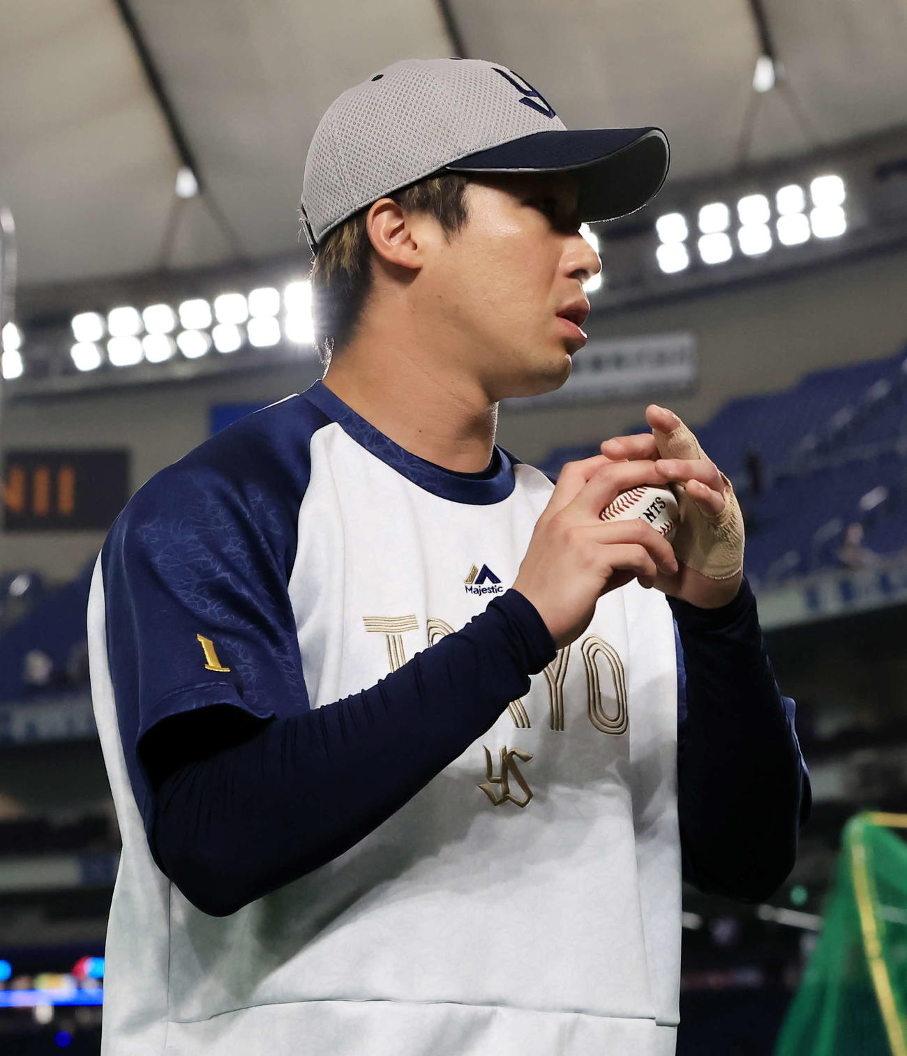 左手にテーピングをして練習するヤクルト山田（25年3月2日撮影）