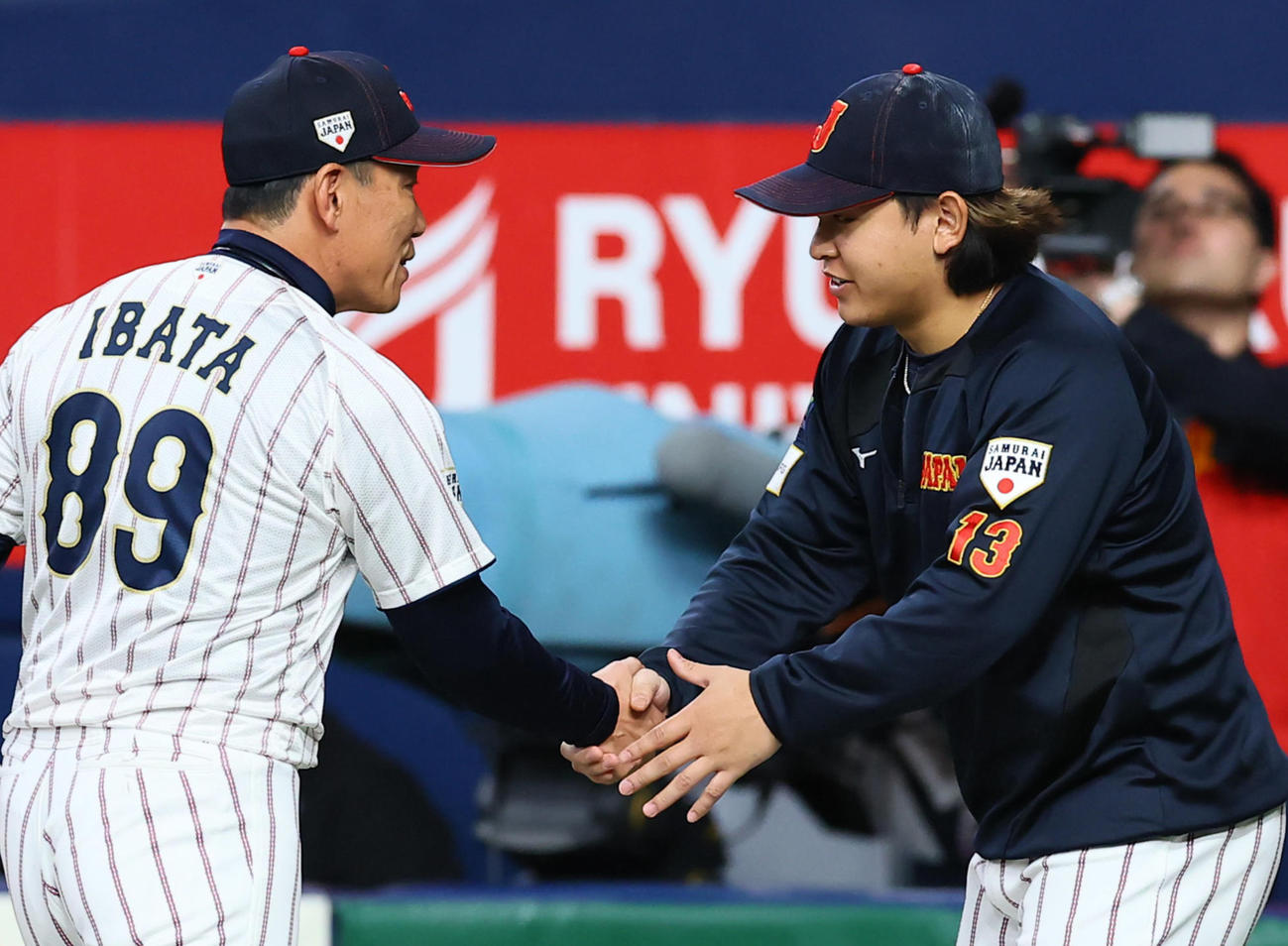 日本対オランダ　井端監督と握手を交わす日本宮城（撮影・藤尾明華）