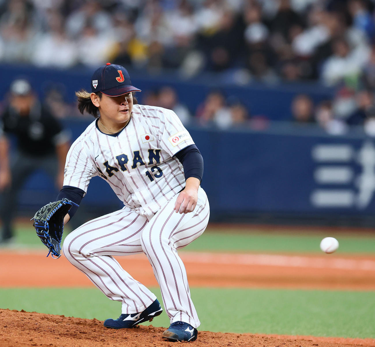 日本対オランダ　3回表オランダ1死、クロースの投ゴロをグラブに納める宮城（撮影・藤尾明華）