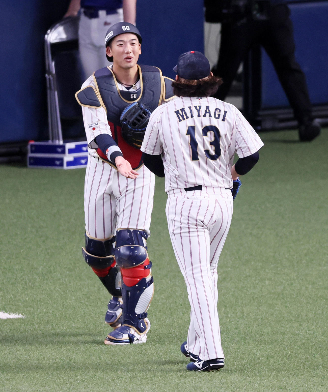 日本対オランダ　3回表を終え笑顔で笑顔で宮城（右）を迎える山本（撮影・加藤哉）