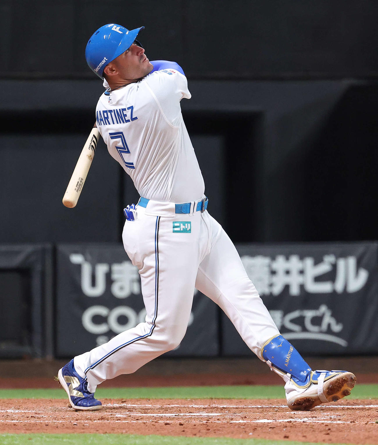 日本ハム対西武　4回裏日本ハム1死一、二塁、右越え逆転3点本塁打を放つマルティネス（撮影・河田真司）