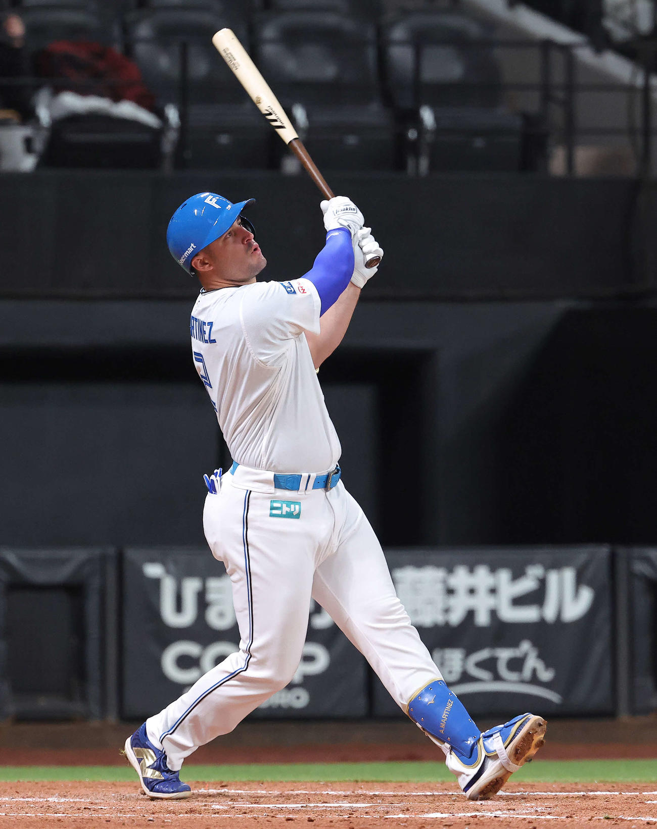 日本ハム対西武　4回裏日本ハム1死一、二塁、右越え逆転3点本塁打を放つマルティネス（撮影・河田真司）