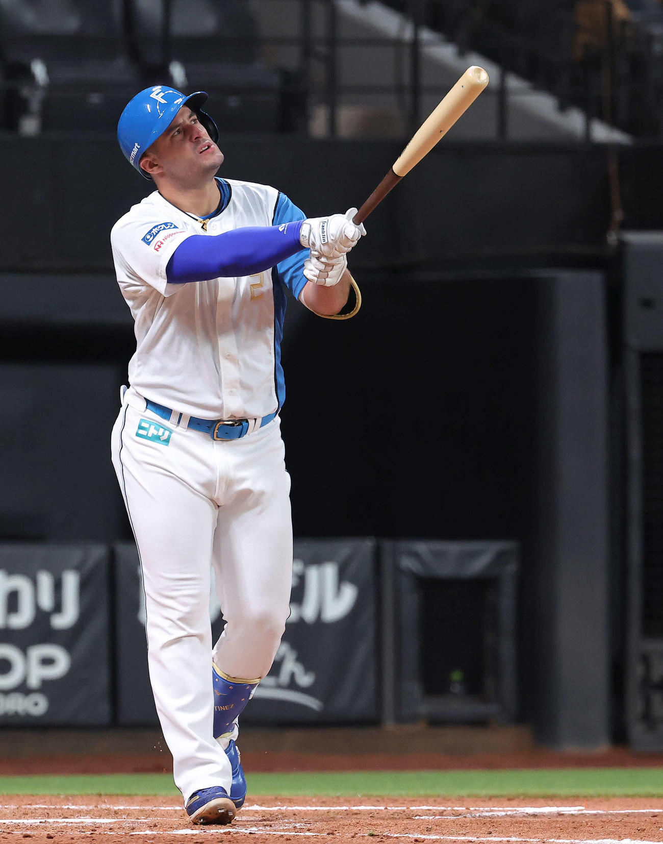 日本ハム対西武　4回裏日本ハム1死一、二塁、右越え逆転3点本塁打を放つマルティネス（撮影・河田真司）