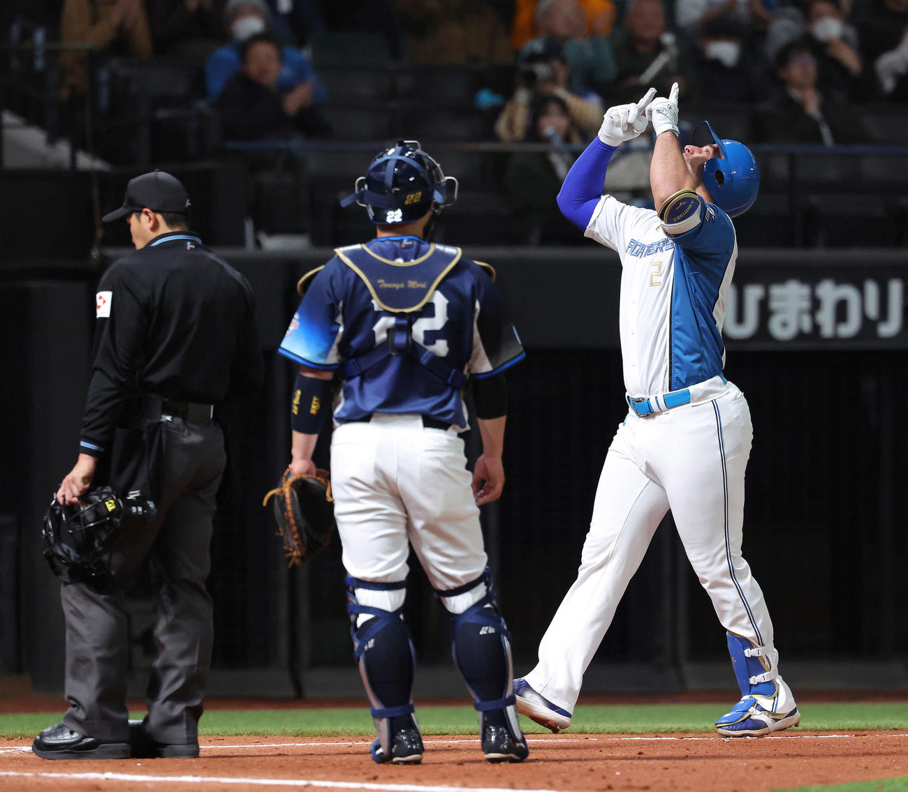 日本ハム対西武　4回裏日本ハム1死一、二塁、右越え逆転3点本塁打を放ち生還するマルティネス（右）（撮影・河田真司）