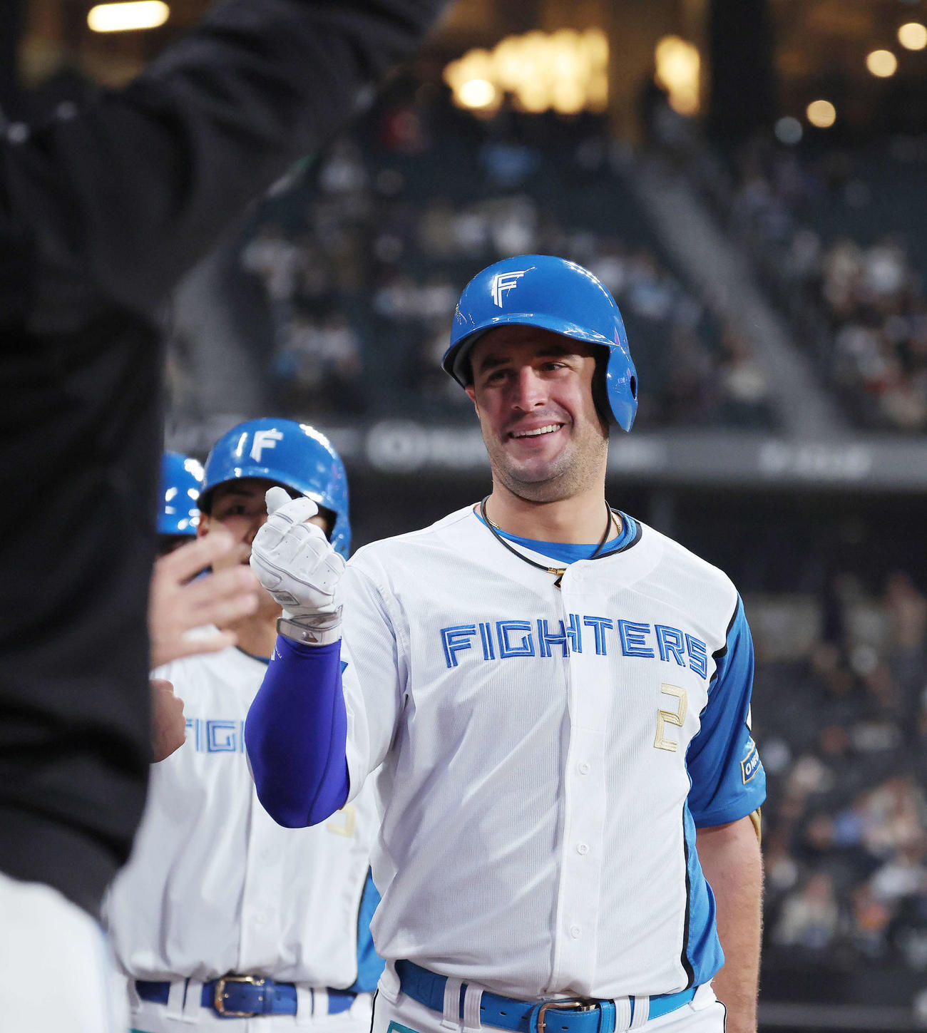 日本ハム対西武　4回裏日本ハム1死一、二塁、右越え逆転3点本塁打で生還でチームメートに迎えられるマルティネス（撮影・河田真司）