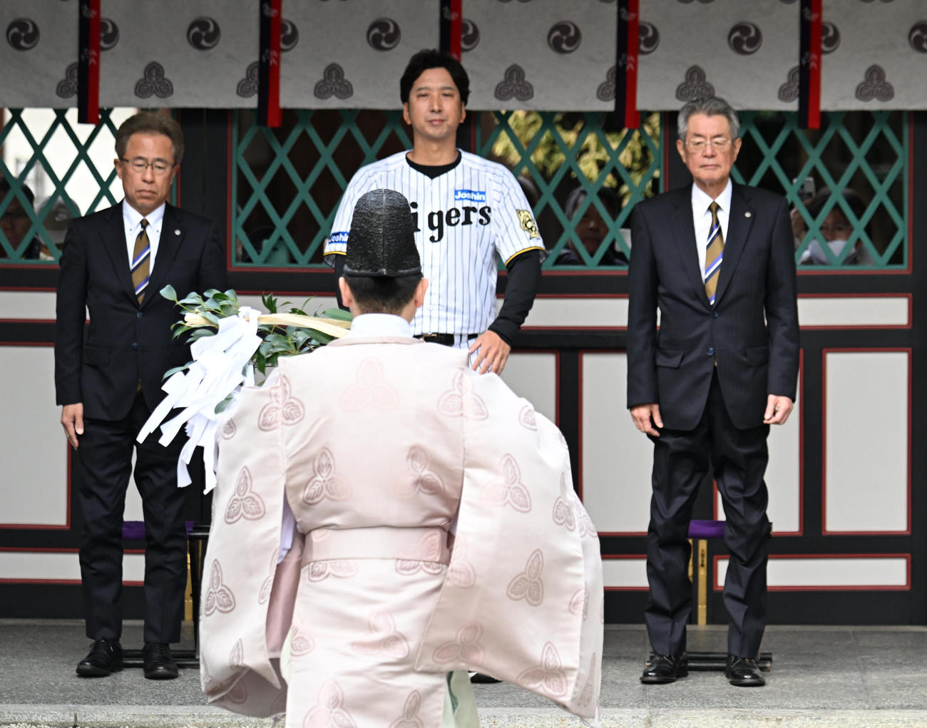 西宮神社で必勝祈願を行う左から粟井球団社長、藤川監督、秦オーナー（撮影・和賀正仁）