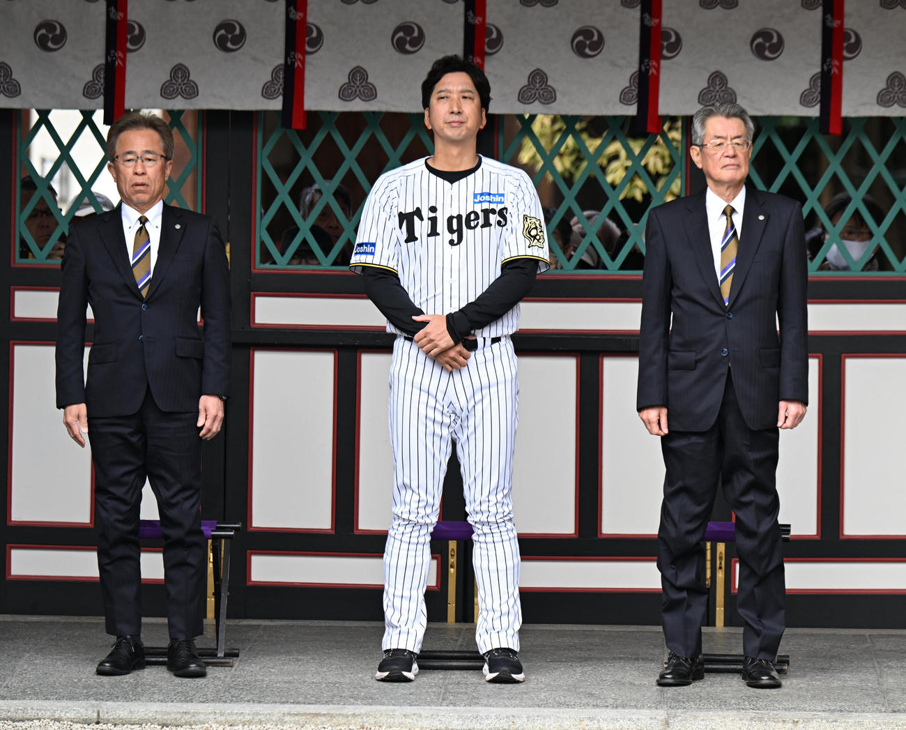 西宮神社で必勝祈願を行う左から粟井球団社長、藤川監督、秦オーナー（撮影・和賀正仁）