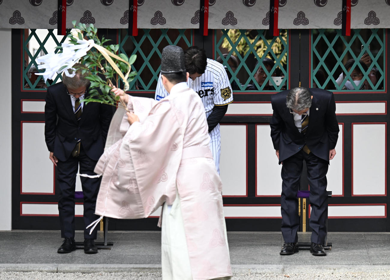 西宮神社で必勝祈願を行う左から粟井球団社長、藤川監督、秦オーナー（撮影・和賀正仁）