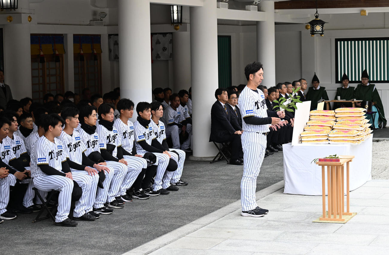 西宮神社で必勝祈願を行う阪神藤川監督（撮影・和賀正仁）
