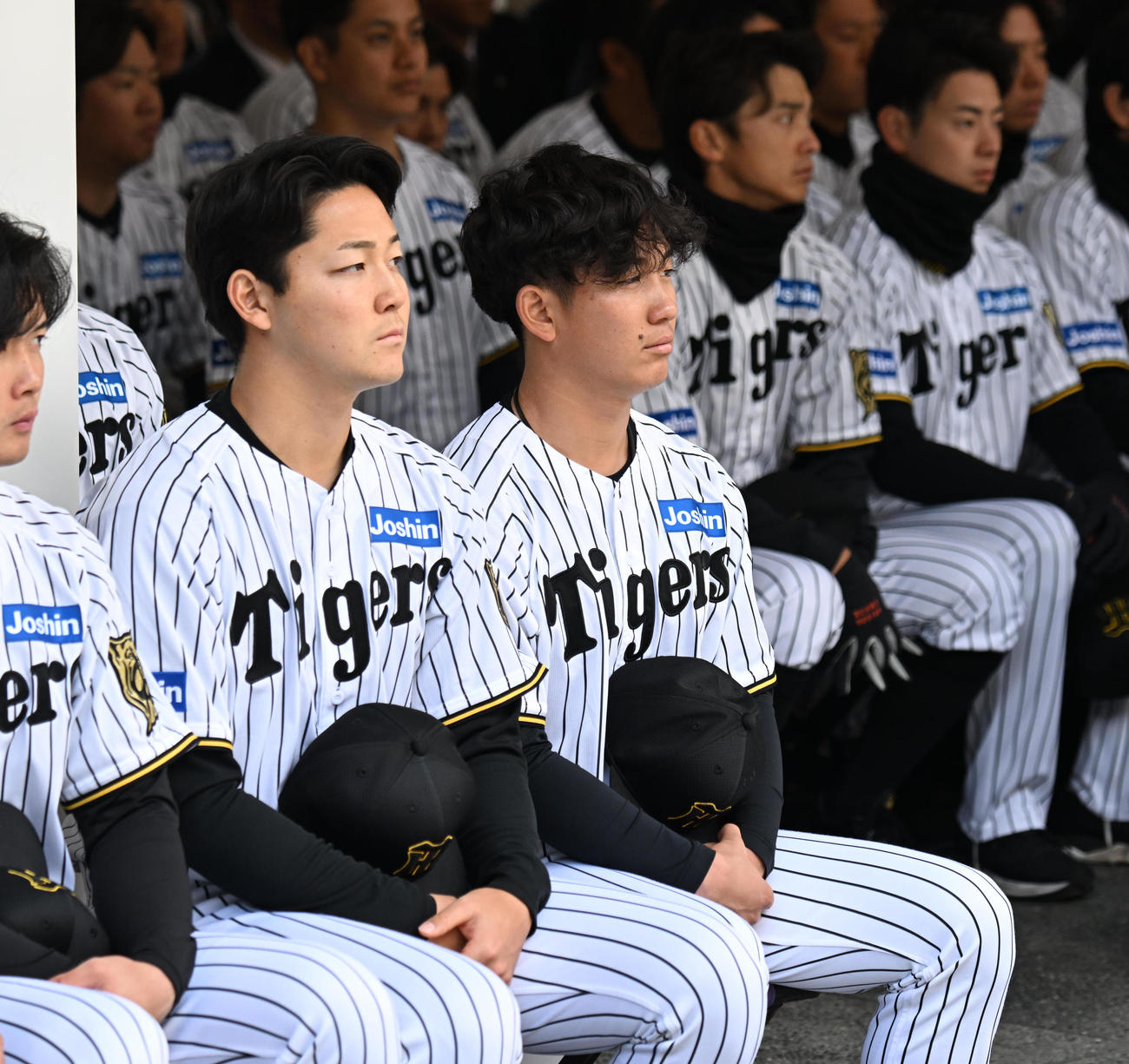 緊張した面持ちで必勝祈願を行う阪神伊原ら（撮影・和賀正仁）