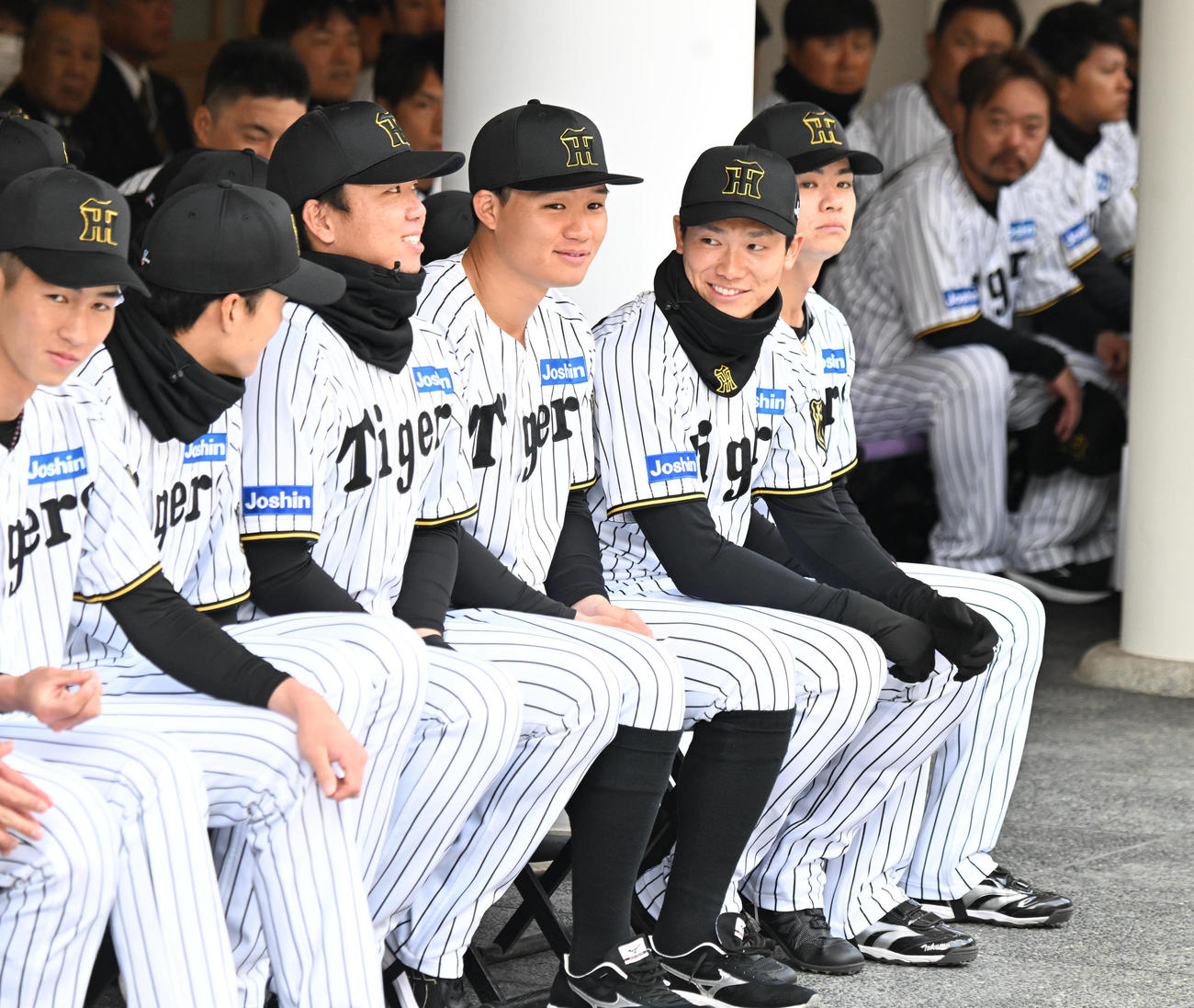 必勝祈願前、リラックスした表情を見せる右から中野、湯浅、森下、村上（撮影・和賀正仁）
