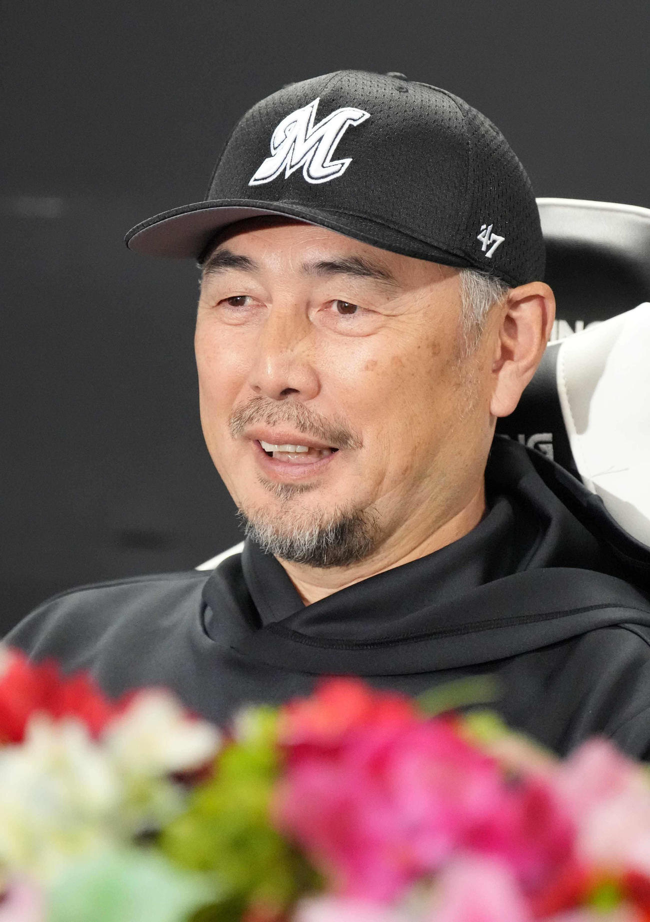 新外国人ボス投手の入団会見に臨むロッテ吉井監督（撮影・小沢裕）