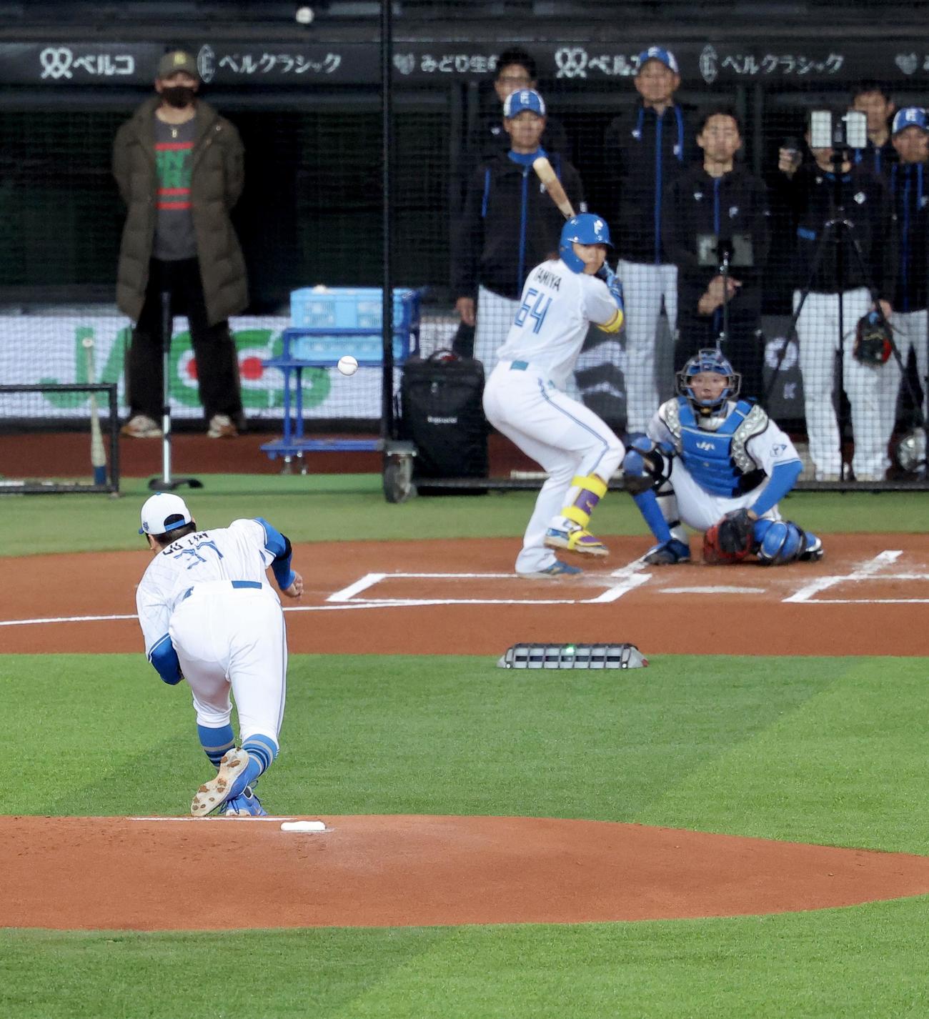 日本ハム対西武　試合前、ライブBPで投球する日本ハム古林睿煬。打者田宮、後方左は新庄監督（撮影・河田真司）