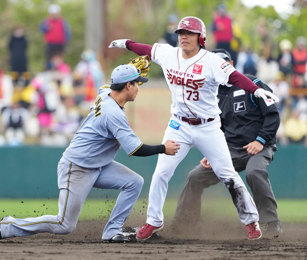 阪神戦の6回裏楽天無死一塁、二塁盗塁を決めた小森（2025年2月撮影）
