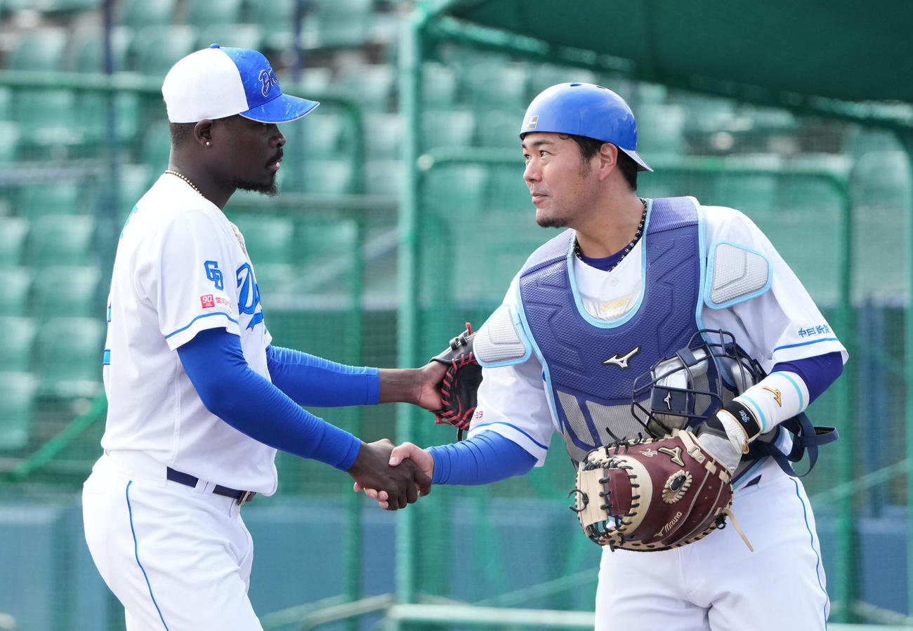 シート打撃練習で登板後、木下と握手を交わすマルテ（左）（撮影・森本幸一）