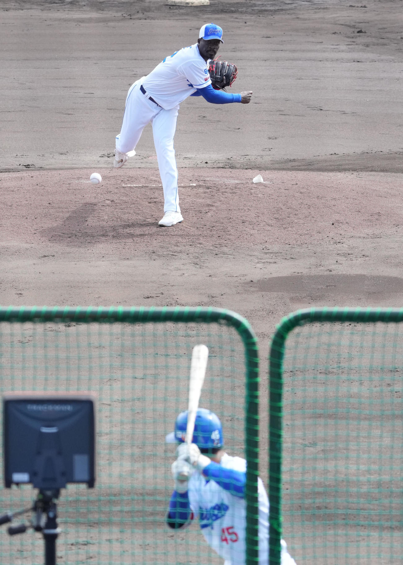 シート打撃練習で登板するマルテ（撮影・森本幸一）