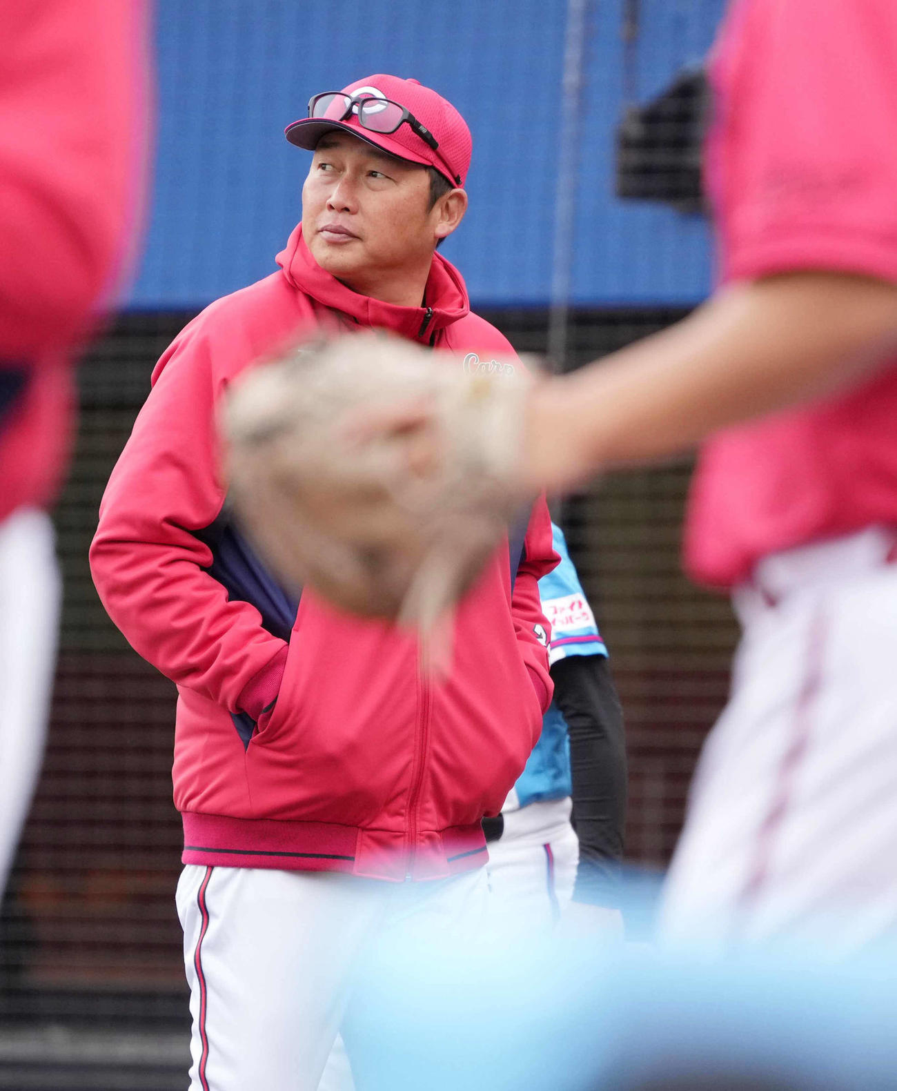 ロッテ対広島　選手交代を告げベンチへ引き揚げる広島新井監督（撮影・小沢裕）