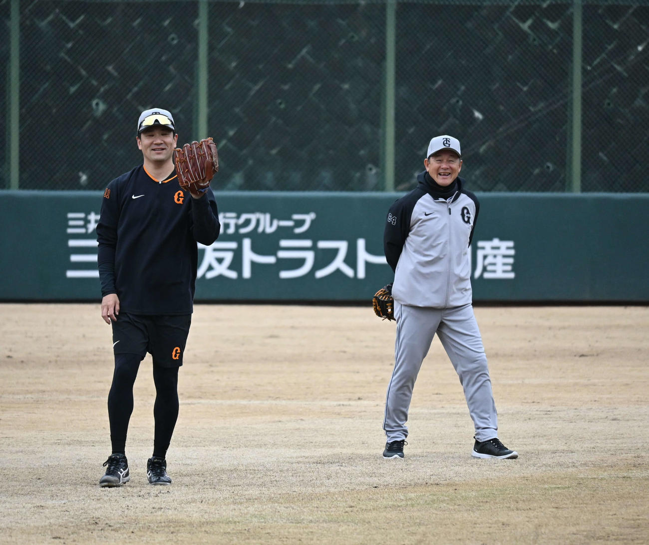 久保巡回投手コーチ（右）が見守る中、練習を行う巨人田中将