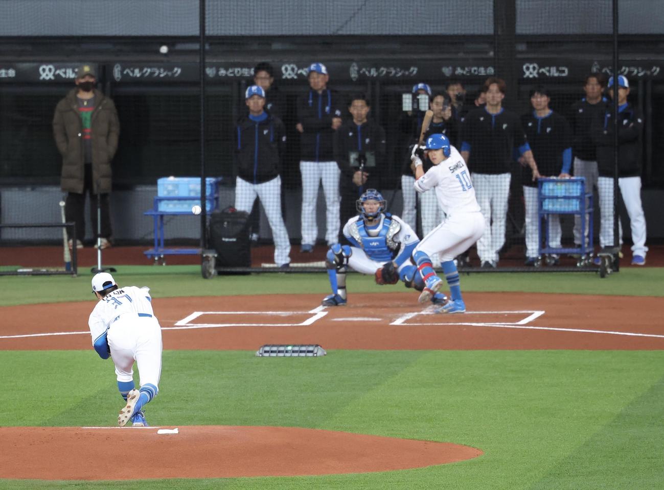 日本ハム対西武　試合前、ライブBPで投球する日本ハム古林睿煬。打者清水優、後方左は新庄監督（撮影・河田真司）
