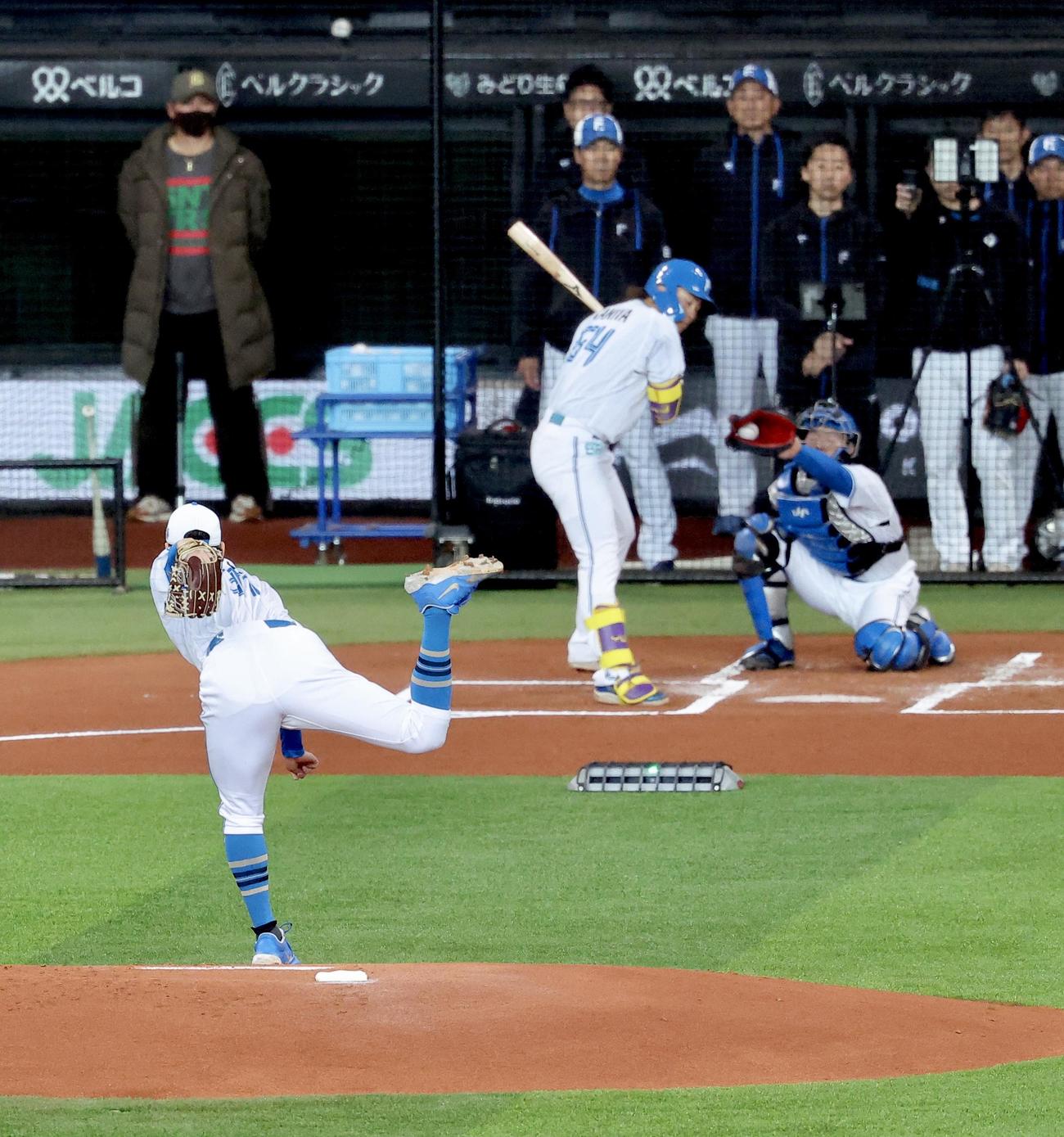 日本ハム対西武　試合前、ライブBPで投球する日本ハム古林睿煬。打者田宮、後方左は新庄監督（撮影・河田真司）