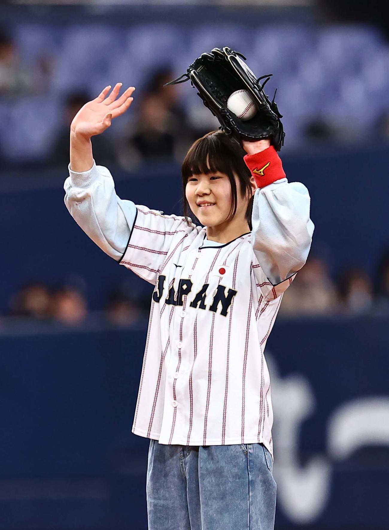 日本対オランダ　始球式で登板する範咲希さん（撮影・上田博志）